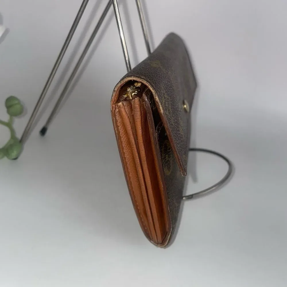 Authentic! 💥 Louis Vuitton Monogram Sarah Clutch Wallet